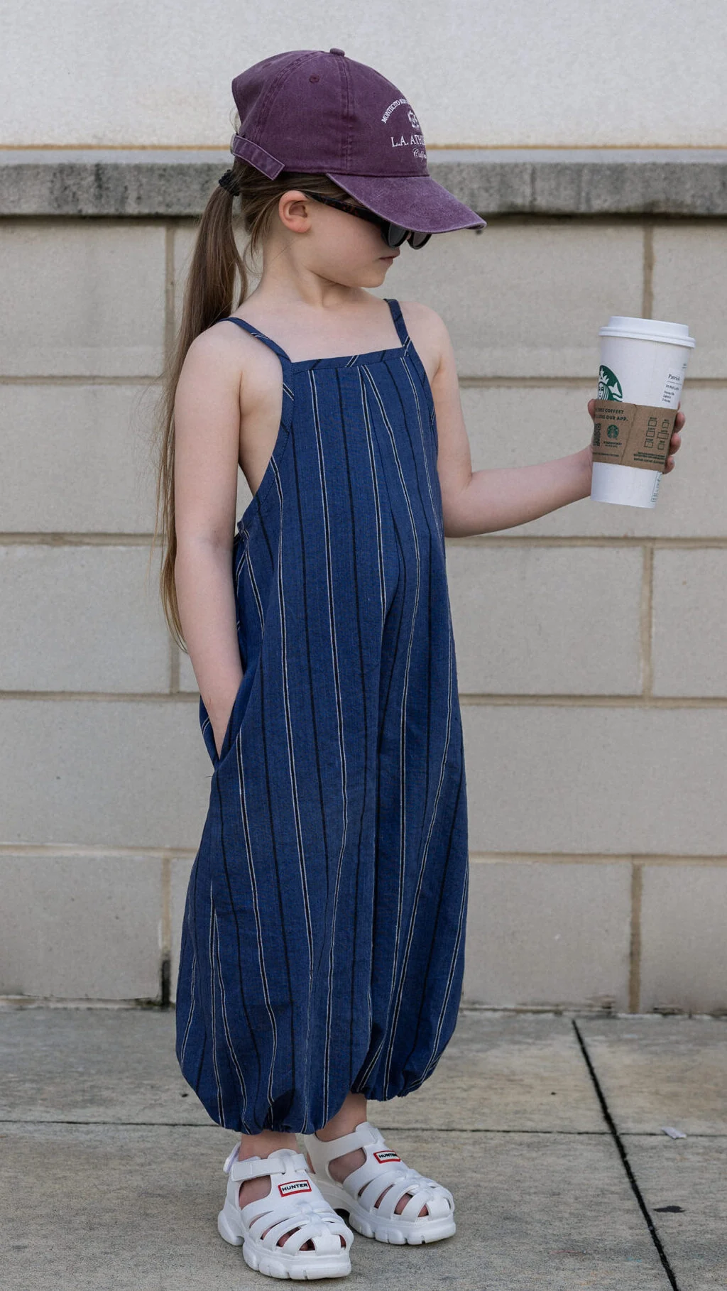 Girls oversized overalls pattern for woven fabric with adjustable shoulder straps, practical side pockets, and voluminous balloon-shaped legs.